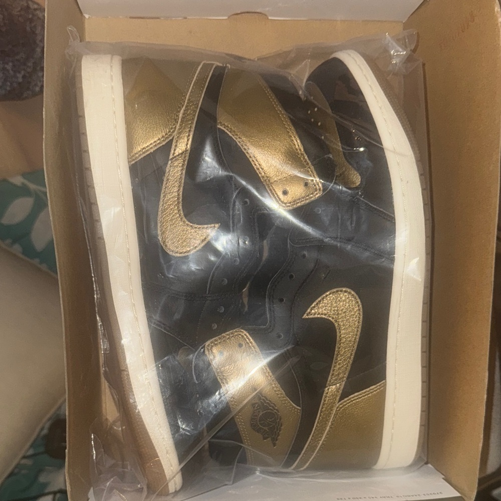 AIR JORDAN 1 RETRO
HIGH OG  Nike Gold Shoe Size 11